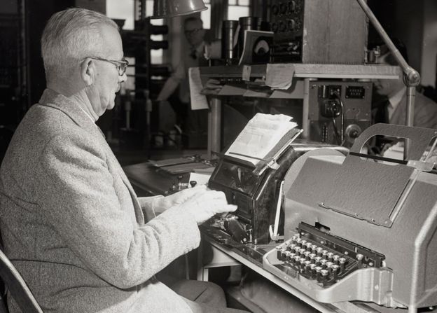 Un hombre enviando un telex en 1950