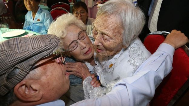 வடகொரியாவைச் சேர்ந்த சூ சூன் டூ (89) தனது தங்கையான தென் கொரியாவைச் சேர்ந்த சோ ஹே டூ (86) மற்றும் தம்பி சோ டோ - ஜேவைச் (75) சந்தித்தார்