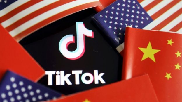 Drapeaux chinois et américain autour du logo TikTok.