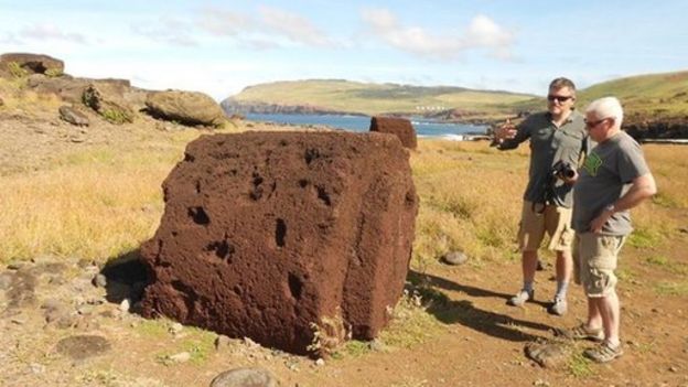 Investigadores junto a restos de un sombrero sobre el terreno