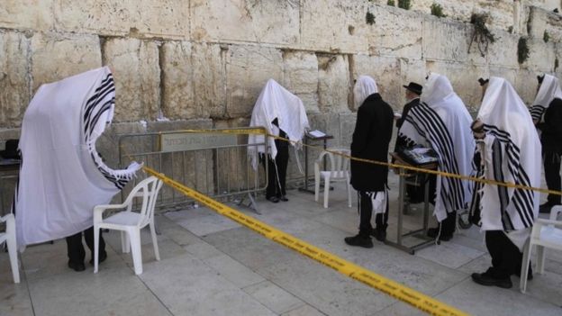 People pray take precautions against the coronavirus while praying at the Western Wall in Jerusalem’s Old City (23 March 2020) AFP