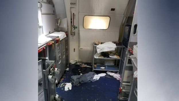 Así quedó la cabina del vuelo 129 en el que un pasajero intentó abrir la puerta de emergencia tras pelearse con dos azafatas y varios pasajeros.