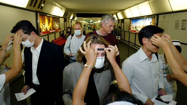 Pasajeros examinados antes de un vuelo durante a epidemia de SARS