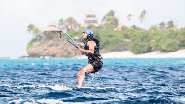 Barack Obama practicando kitesurf
