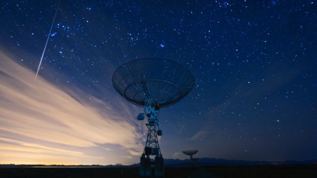 Una antena apuntando al firmamento.