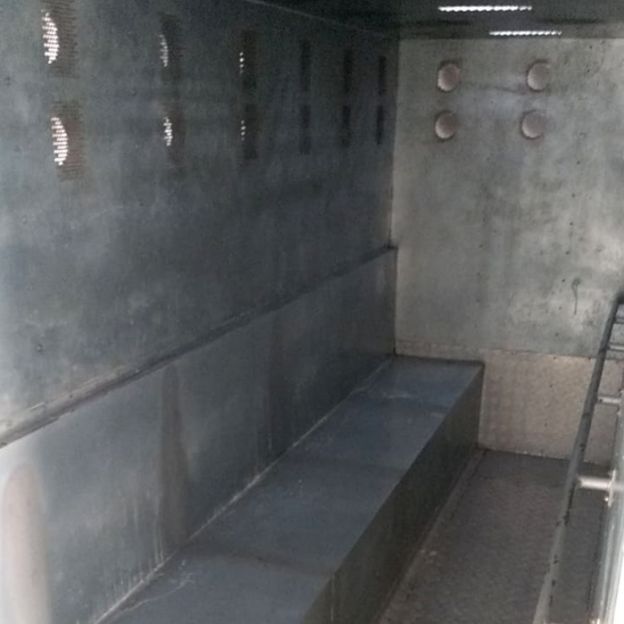 Interior de veículo usado para transportar presos em SP