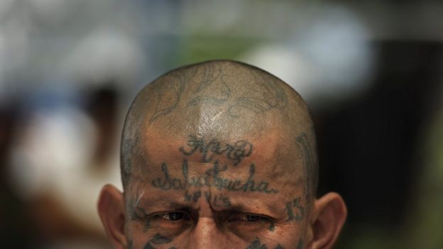 Frente tatuada de miembro de la Mara Salvatrucha 13 en El Salvador. (Foto: José Cabezas / Getty Images)