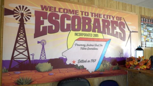Placa diz, com palavras em inglês: "Bem-vindo à cidade de Escobares"