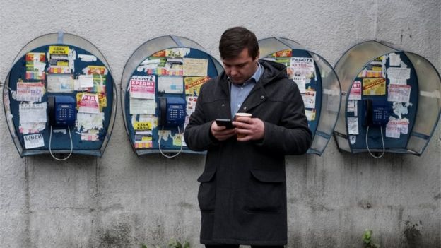 Un hombre usando su teléfono