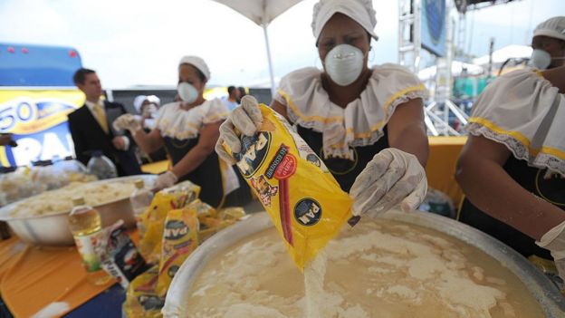 Cocinera con harina PAN