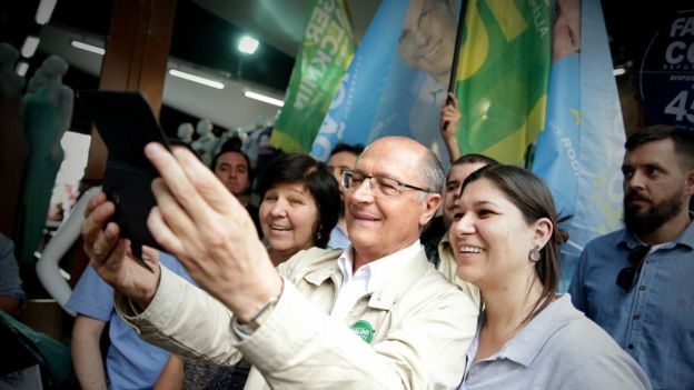 Geraldo Alckmin, candidato à presidência pelo PSDB, tira selfie com apoiadora, durante campanha em São Paulo