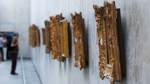Molduras de quadros expostas