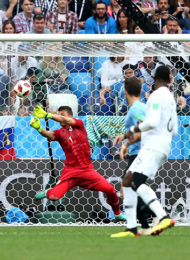 El grave error de Muslera cuando se le escapa la pelota de las manos.