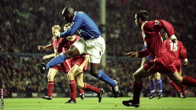 Kevin Campbell scores for Everton against Liverpool in 1999