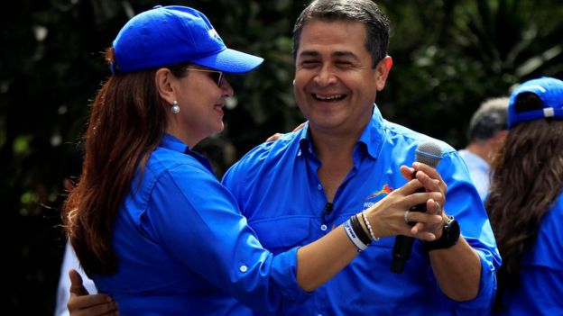 Juan Orlando Hernández baila con su esposa, Ana, durante un acto de campaña.