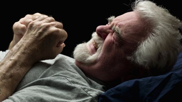 Hombre sintiendo agonía durante el sueño.