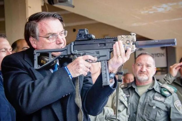 Jair Bolsonaro com arma