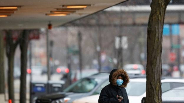 Pessoa com máscara na rua na universidade de Chicago