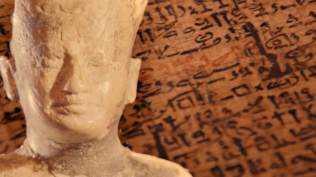 Bức tượng bằng ngà voi cao 3 ich vua Kufu được phát hiện năm 1903 tại Abydos hiện trưng bầy tại Bảo tàng Cairo đã thôi thúc sự tò mò tìm hiểu về chủ nhân của Kim Tự Tháp