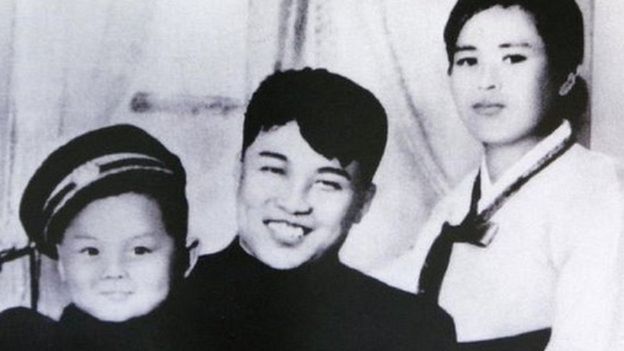 Kim Jong-il kecil berfoto bersama Kim Il-sung dan ibunya Kim Jong-suk. 