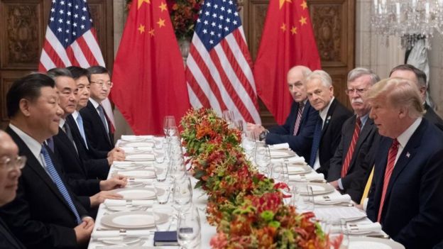 Donald Trump y Xi Jinping, junto con miembros de sus delegaciones, durante una cena en el G20.