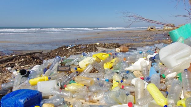 Praia poluída por plásticos