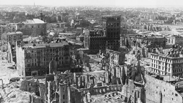 Warsaw tan hoang vào lúc Thế chiến kết thúc năm 1945