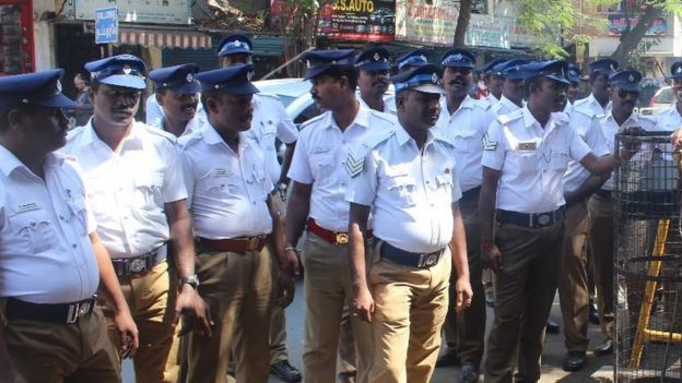 தாய் முன்பாக இளைஞர் மீது தாக்குதல்; வைரலாகும் வீடியோ