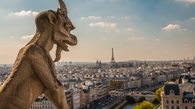 Vista geral de Paris com gárgula