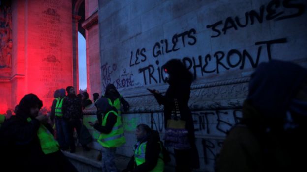 A sign on the Arc de Triomphe reads "The yellow vests will triumph"