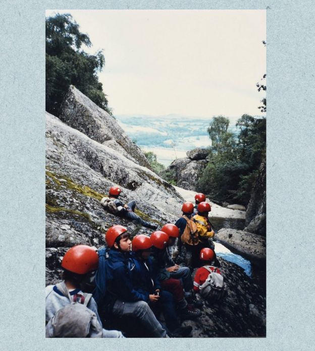 Matt en una montaña con amigos.