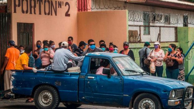 Un cadáver es transportado fuera de un hospital de Managua, Nicaragua.