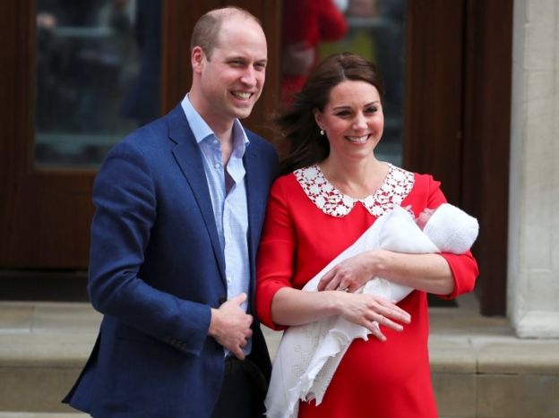El príncipe William y su esposa aparecen ante la prensa con su bebé