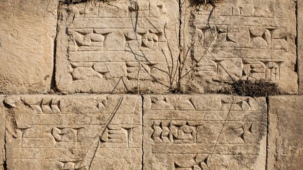 Escritura cuneiforme sobre piedras en el acueducto de Jerwan construido por el rey Senaquerib alrededor del 700 a.C. para llevar agua a la ciudad de Nínive.