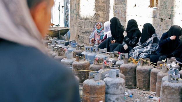 Mulheres esperam na fila para encher bujões de gás de cozinha, em falta no país