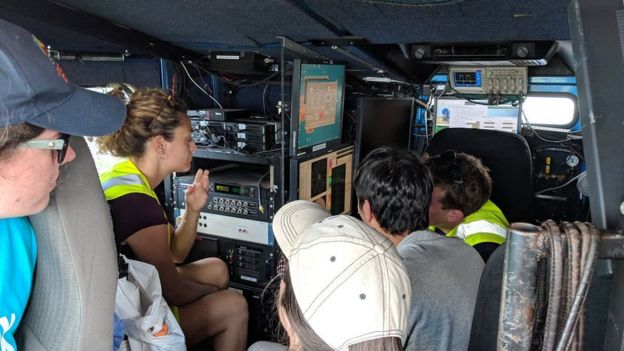 Equipe de pesquisados dentro de veículo estudanto tempestades na Argentina