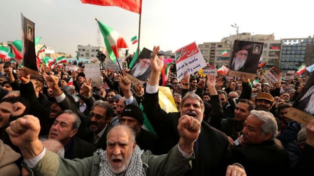Iraníes protestan contra Estados Unidos en las calles de Teherán.