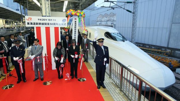 Ceremonia de 50 aniversario del tren bala Shinkansen, en Tokio, en 2014.