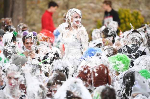 St Andrews students celebrate annual Raisin Monday - BBC News