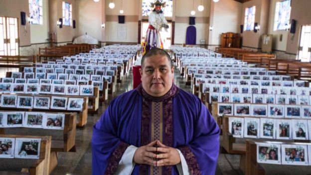 Iglesia en San Jose con fotos de los feligreses en los bancos.