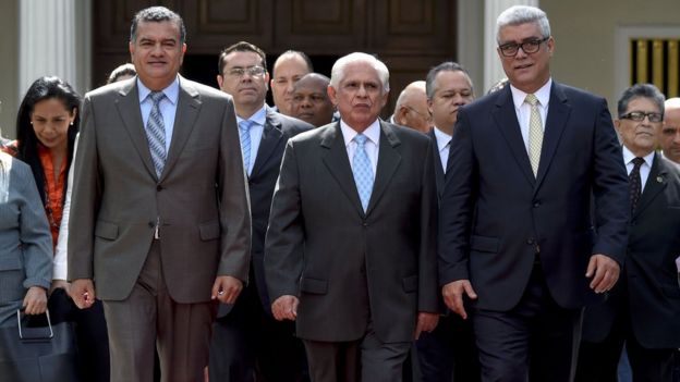 Omar Barboza, en el centro, es el presidente del Parlamento venezolano. Foto: AFP