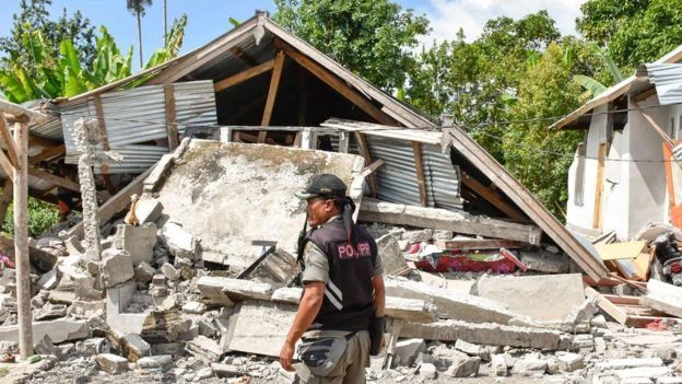 Gempa kuat yang mengguncang Lombok dan Bali pada Minggu (29/07) menewaskan setidaknya 14 orang dan ribuan rumah warga rusak.