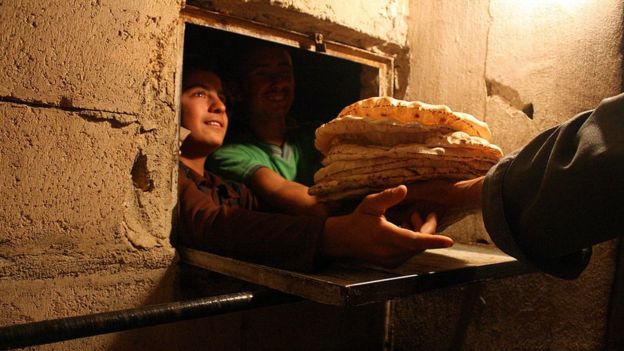 في سوريا يصطف الناس في طوابير طويلة للحصول على الخبز (أرشيفية)
