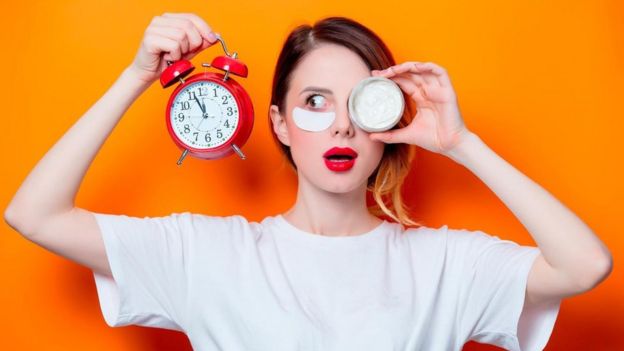 Mujer observando el tiempo.