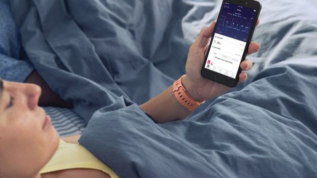 Un usuario de Fitbit utilizando la aplicación.