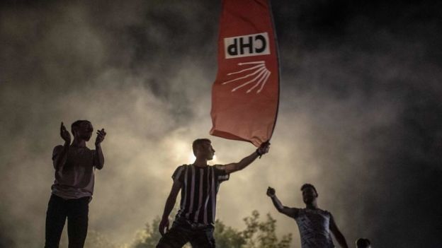 Personas en Estambul celebrando la victoria en las elecciones municipales de 2019 del principal partido de oposición que utiliza como símbolo las seis flechas del kemalismo.