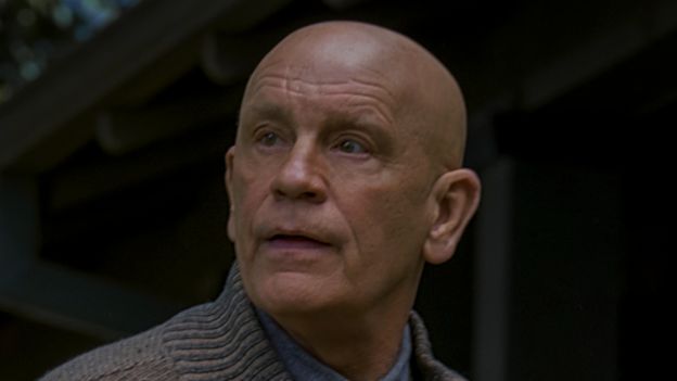 El actor John Malkovich interpreta a un difícil vecino que alberga en su casa, contra su voluntad, a un grupo de sobrevivientes. Foto: NETFLIX