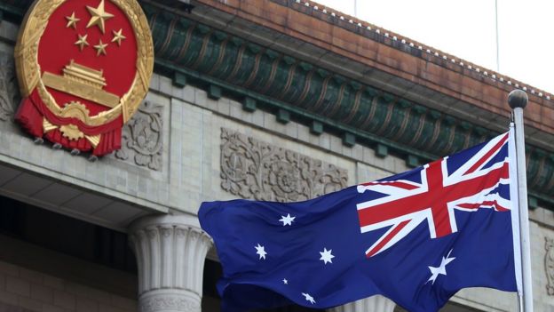 中国国徽和澳洲国旗