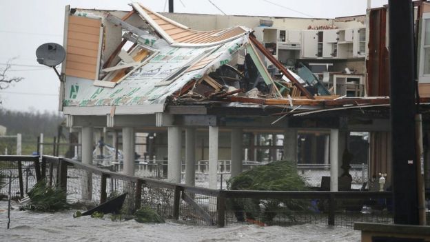 Un edificio de Houston destrozado tras el paso de Harvey.