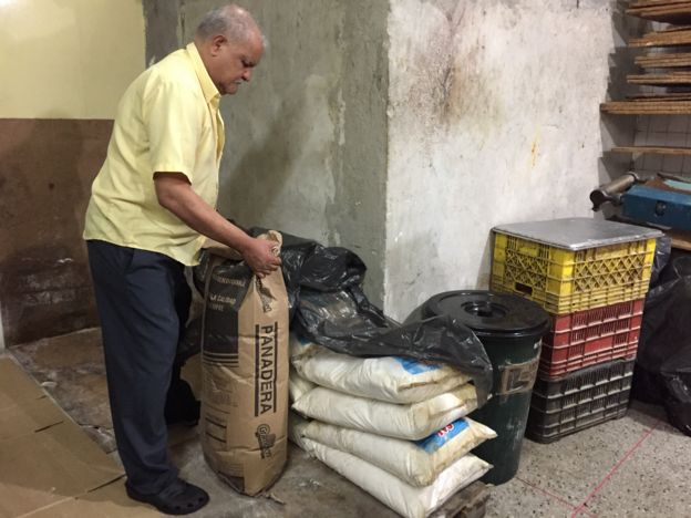 Fredy López con un saco de harina